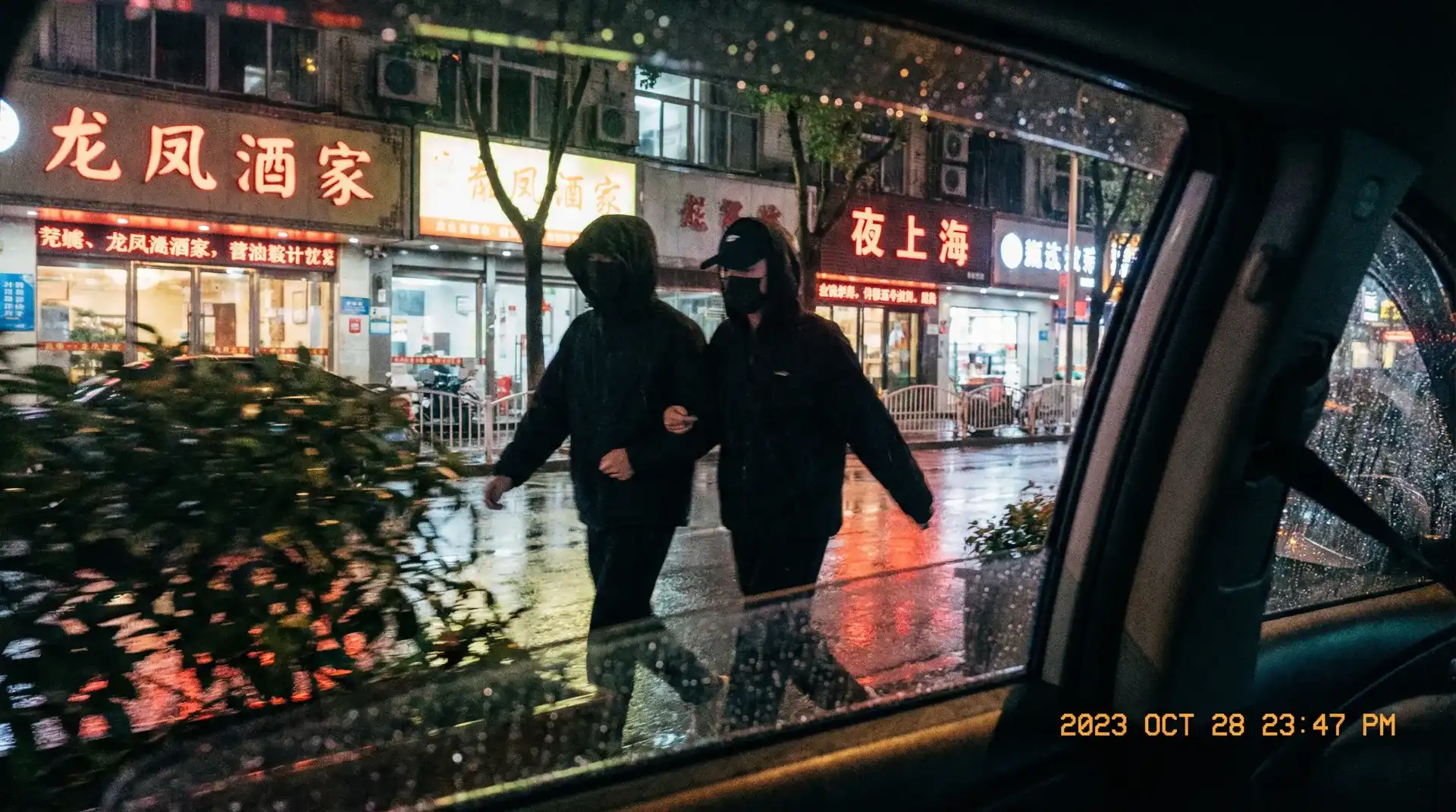 AOA体育网址 - 顶流明星深夜密会现场抓拍照片